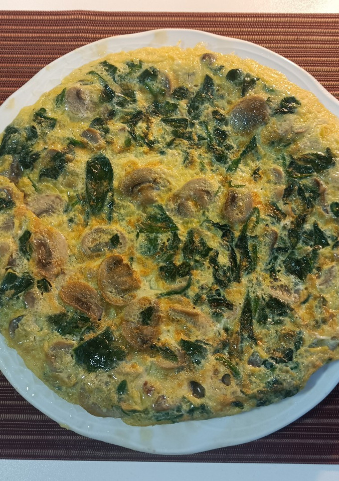 Una foto de Tortilla de espinacas y champiñones