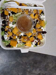 Una foto de Ensalada de mango y lechuga