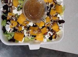 Una foto de Ensalada de mango y lechuga