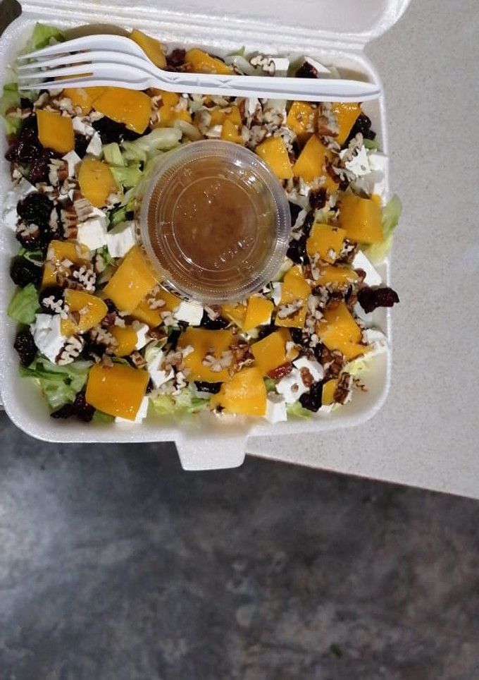 Una foto de Ensalada de mango y lechuga