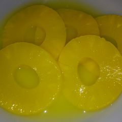 A picture of Pineapple ring's (in syrup).
