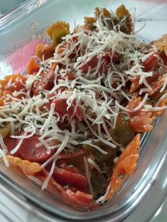 Una foto de 🍝 Pasta vegetal con bacon y frankfurt