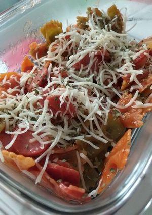Una foto de 🍝 Pasta vegetal con bacon y frankfurt