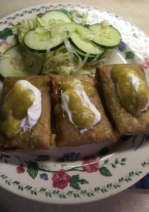 Una foto de Costalitos de frijoles, queso y jamón