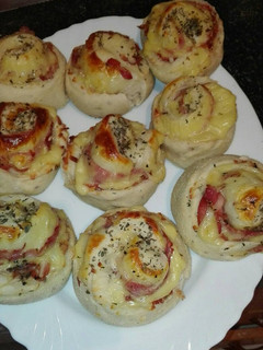 Una foto de Rollo de pizza con jamon ibérico queso y beicon y tomate