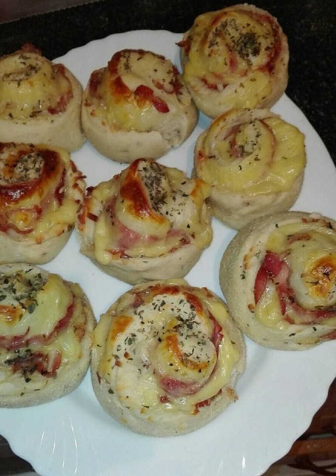 Una foto de Rollo de pizza con jamon ibérico queso y beicon y tomate