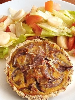 Una foto de Quiche de pollo y cebolla caramelizada
