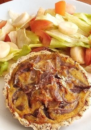 Una foto de Quiche de pollo y cebolla caramelizada
