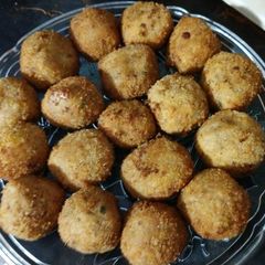 A picture of Potato cheese balls.