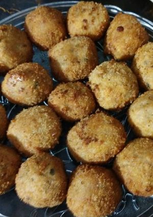 A picture of Potato cheese balls.