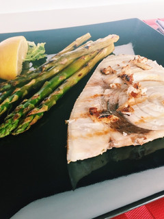 Una foto de Emperador y espárragos a la plancha