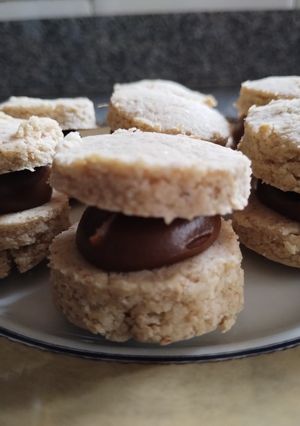 Una foto de Alfajores de nuez saludable