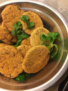 Una foto de Falafel con harina de garbanzos en 5 minutos para freír