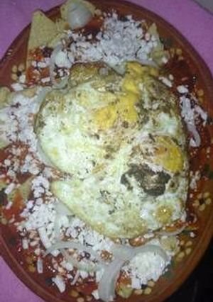 Una foto de Chilaquiles con huevos al chipotle