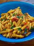 Pasta a la puttanesca de sardinas