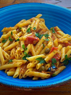 Una foto de Pasta a la puttanesca de sardinas