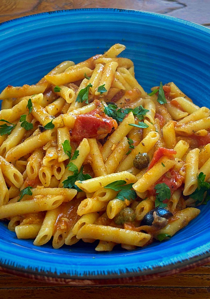 Una foto de Pasta a la puttanesca de sardinas