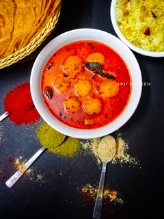 કાશ્મીરી દમ આલુ (Kashmiri dum aloo recipe in Gujarati) રેસીપી મુખ્ય ફોટો