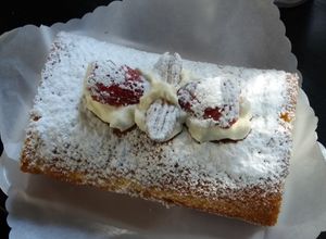 Una foto de Brazo gitano con frutillas 🍓🍓🍓
