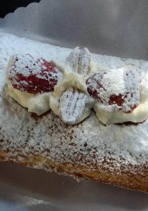 Una foto de Brazo gitano con frutillas 🍓🍓🍓