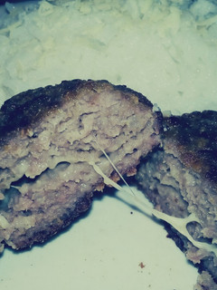 Una foto de Hamburguesas caseras rellenas con muzzarella