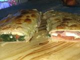 Calzone de jamón, queso, tomate y huevo