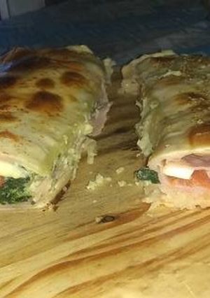 Una foto de Calzone de jamón, queso, tomate y huevo