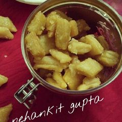 A picture of Meethe shakarpara (meeta peta).