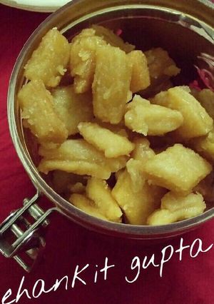 A picture of Meethe shakarpara (meeta peta).