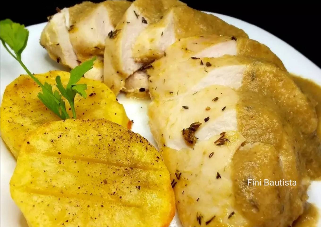 Pechuga de pollo asada en salsa de champiñones y apio