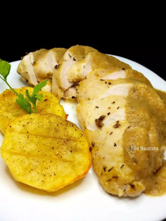 Una foto de Pechuga de pollo asada en salsa de champiñones y apio