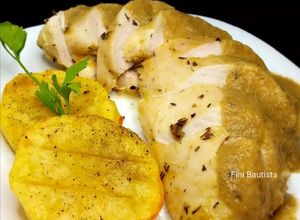 Foto principal de Pechuga de pollo asada en salsa de champiñones y apio