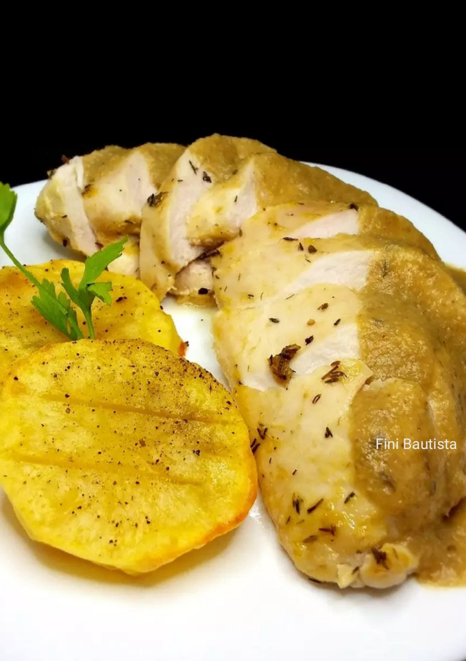 Una foto de Pechuga de pollo asada en salsa de champiñones y apio