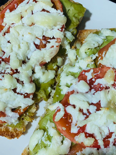 Una foto de Tosta de aguacate, tomate y queso de cabra🥖🧀🥑🍅
