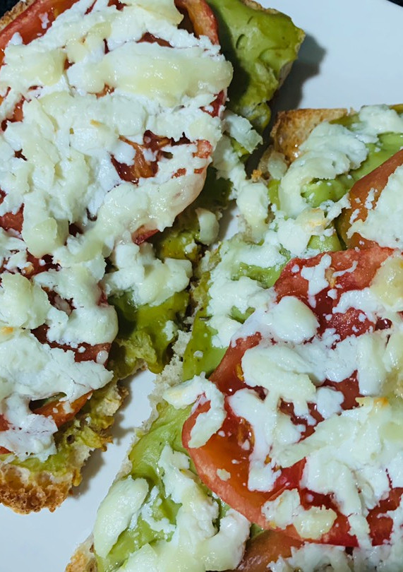 Una foto de Tosta de aguacate, tomate y queso de cabra🥖🧀🥑🍅