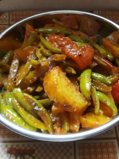 ટીંડોળા બટાકા નું શાક (Tindora Bataka Shak Recipe In Gujarati) રેસીપી મુખ્ય ફોટો