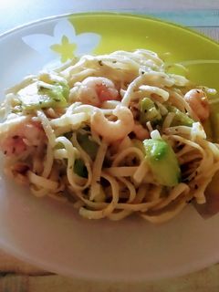 Una foto de Tallarines con calabacín y gambas al ajillo