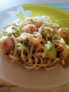Una foto de Tallarines con calabacín y gambas al ajillo