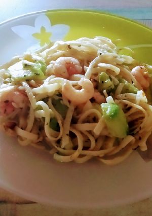 Una foto de Tallarines con calabacín y gambas al ajillo