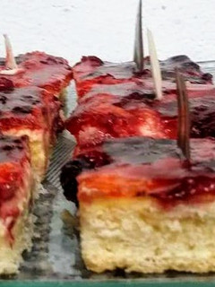 Una foto de Cuadrados de queso y frutos rojos 👩🏼‍🍳