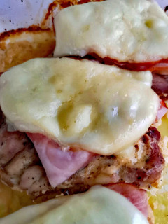 Una foto de Pollo al horno con jamón y queso