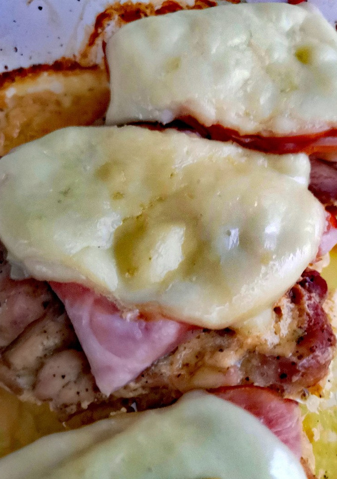 Una foto de Pollo al horno con jamón y queso