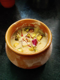 रबड़ी मटका कुल्फी(rabri matka kulfi recipe in hindi) रेसिपी मुख्य फोटो