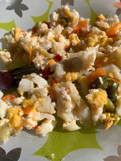 Una foto de Bacalao rápido con crujiente de maíz o versión fit del bacalao a bras🙈