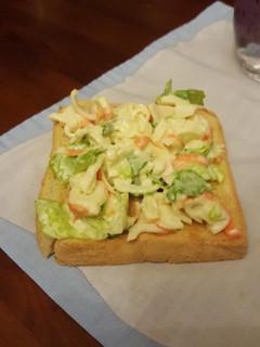 Una foto de Tostada de cangrejo y lechuga
