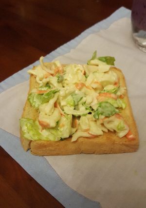 Una foto de Tostada de cangrejo y lechuga