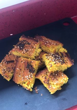 A picture of Undvo/Hondhvo Gujarati savoury cake.