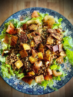 Una foto de Ensalada templada de lentejas beluga con chips aromatizados de tortilla
