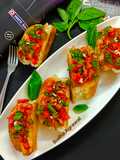इटालियन टोमाटो एंड बेसिल ब्रूशेटा Italian tomato Basil Bruchetta recipe in hindi)