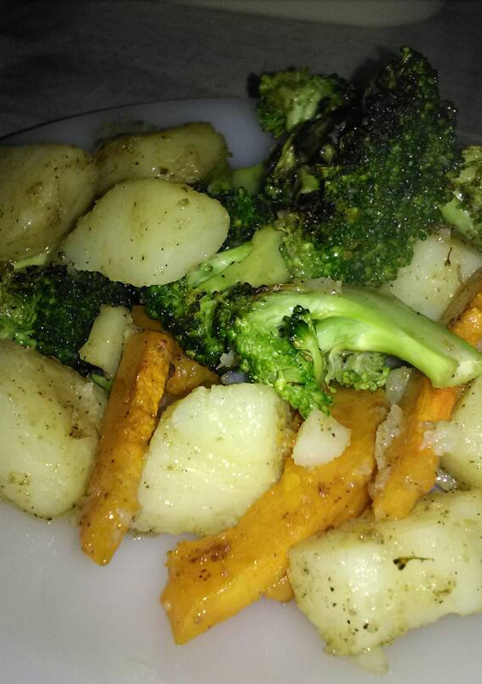 Una foto de Salteado de brócoli, calabaza y patata